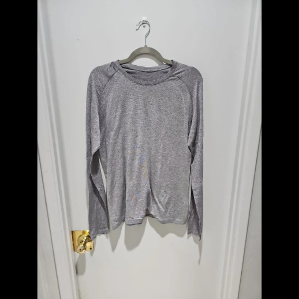 Lululemon metal vent long sleeve tee shirt in a grey medium